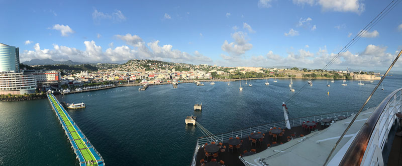 Panoramablick auf den Kreuzfahrthafen Martinique, Fort-de-France