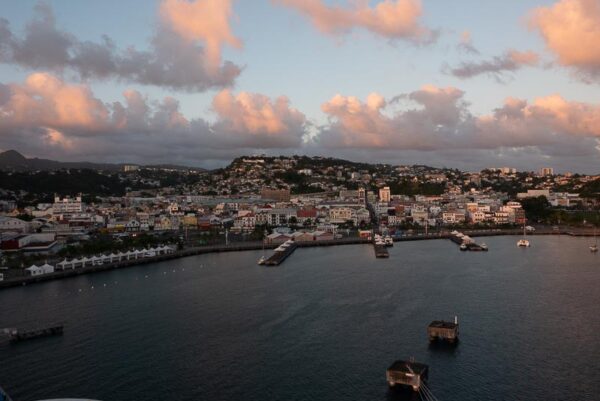 Martinique bei Abenddämmerung vom Schiff aus gesehen