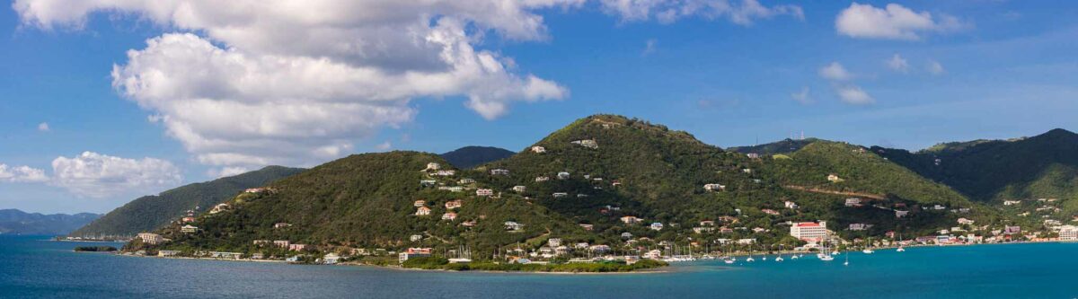 Panorama beim Einlaufen in den Kreuzfahrthafen Tortola